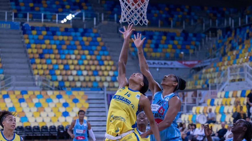 Celeste Trahan-Davis, del Celta Zorka Recalvi, lanza a canasta ante la canaria Mbomio. // @CBISLASCANARIAS