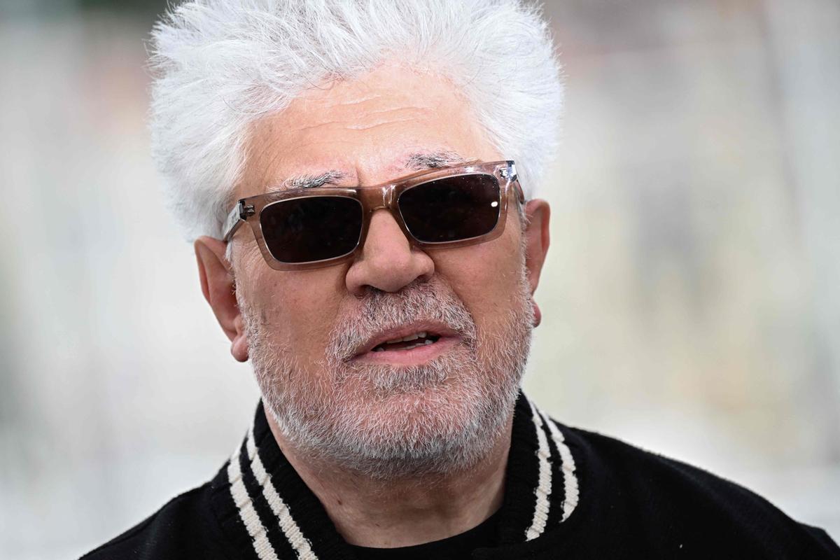 Pedro Almodóvar aterriza en Cannes. El cineasta estrena en Cannes el mediometraje ‘Extraña forma de vida’, con Ethan Hawke y Pedro Pascal, un wéstern protagonizado por dos gais que subvierte el género