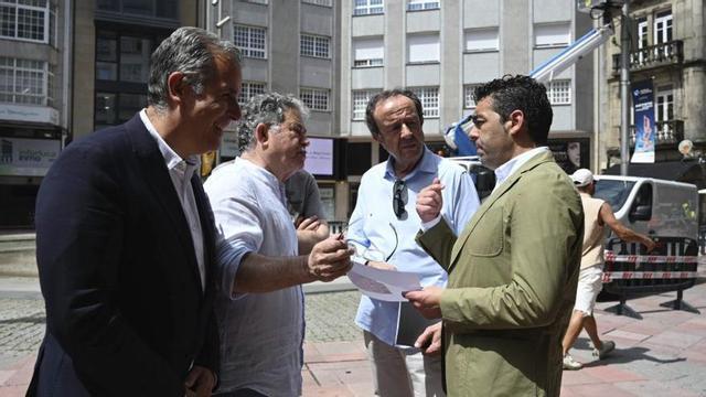 Las autoridades en la glorieta de Compostela, donde ya se trabaja.