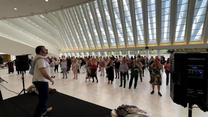 Amador Valdés marca el rirmo y convierte el Calatrava  en una gran pista de baile para celebrar la fiesta de los centros sociales