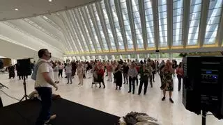 Unos 350 usuarios de los centros sociales de Oviedo celebran el Día de Europa en el Calatrava con baile y actividades para todas las edades