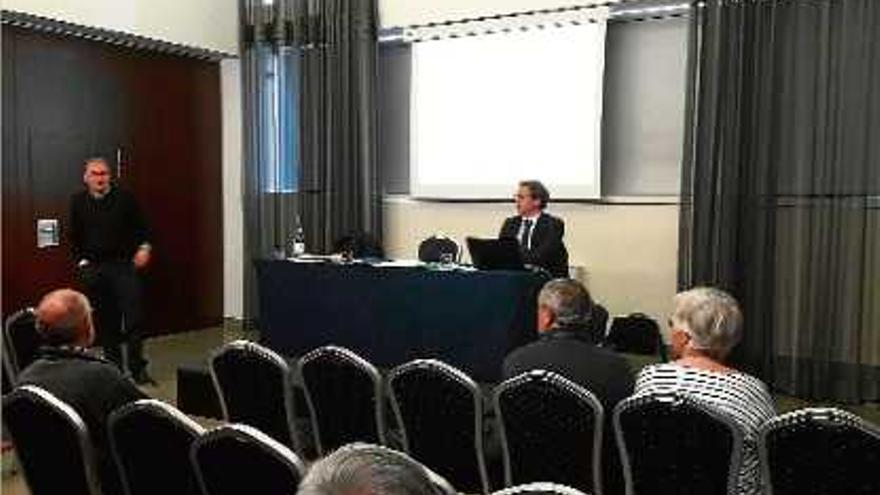 Garcia Rafanell, president d&#039;APDEF, dret, en un moment de la reunió d&#039;ahir a Girona.