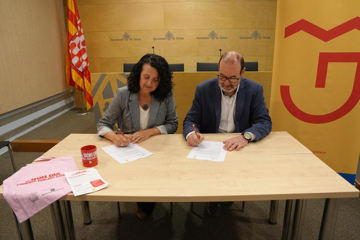 La signatura del conveni amb la Plataforma per la Llengua a Girona.