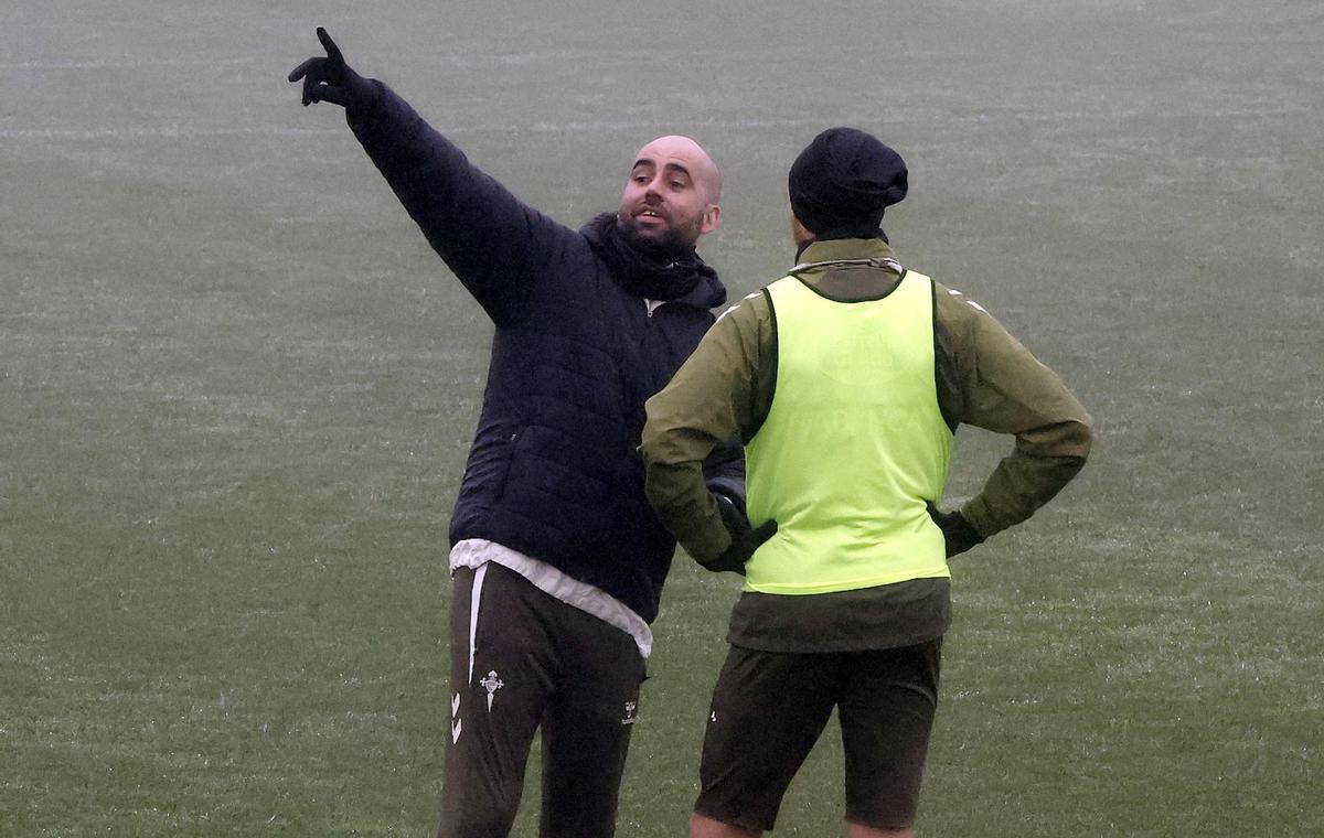 Claudio Giráldez durante el entrenamiento de este sábado antes del partido del domingo contra el Betis.