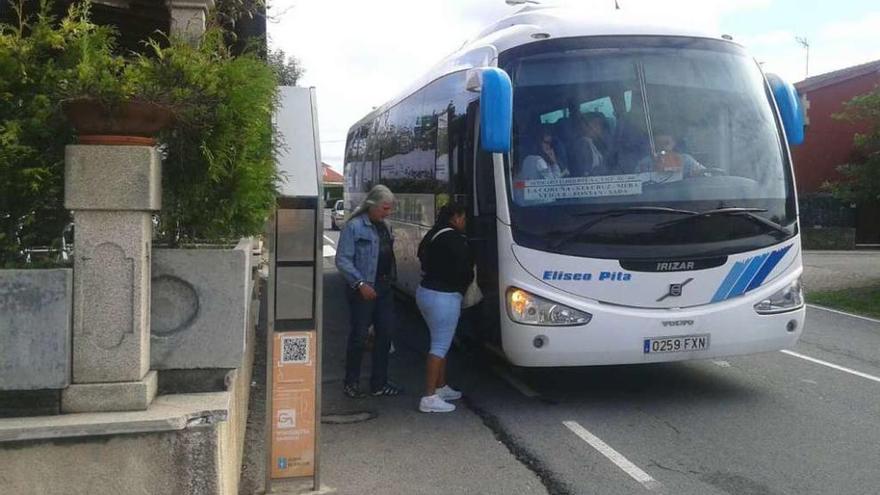 Autobús de Eliseo Pita en una parada.