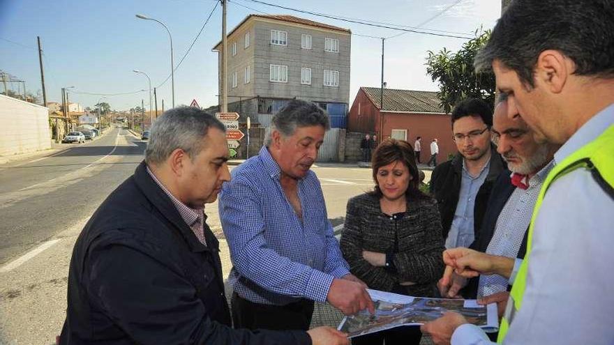 Tourís visitó el cruce de O Sineiro junto a las autoridades locales y José Rodríguez, de O Batuqueiro. / I.A.