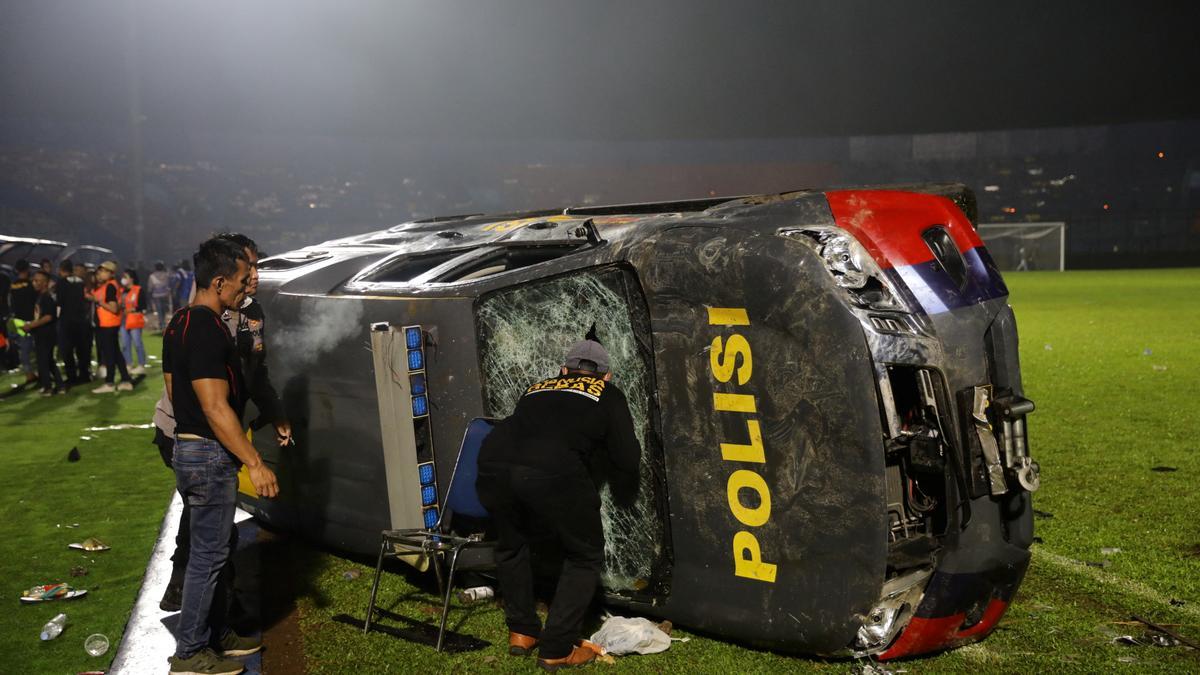 Un cotxe policial destrossat després dels disturbis produits en un partit de futbol a Indonèsia