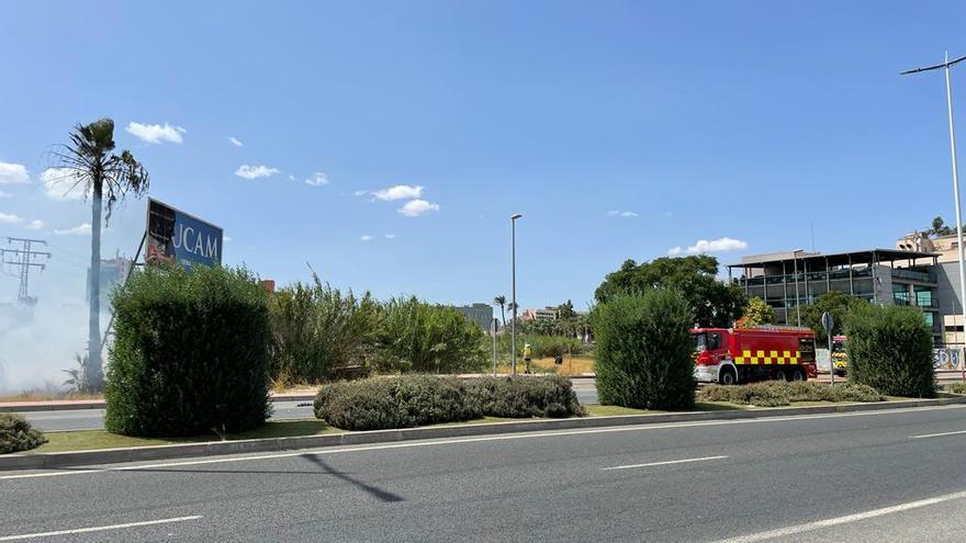 Los Bomberos trabajan en el incendio de la avenida Miguel Indurain de Murcia.