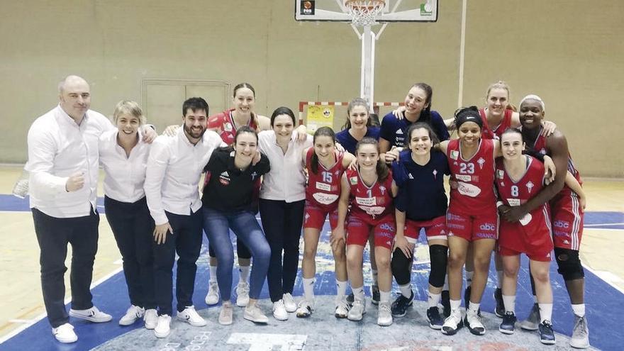 Las jugadoras y el cuerpo técnico del Celta Zorka, tras su triunfo. // Fdv