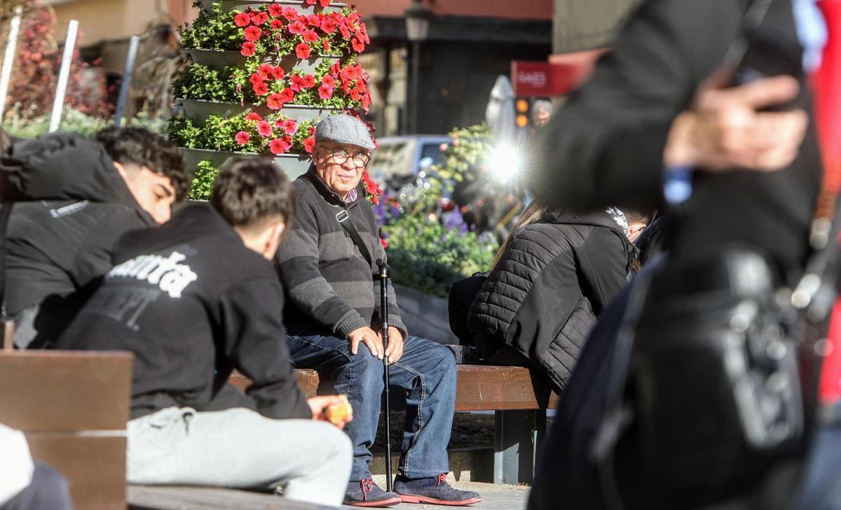 "Los martes al sol" en Alicante: el buen tiempo invita a salir a la calle en pleno enero