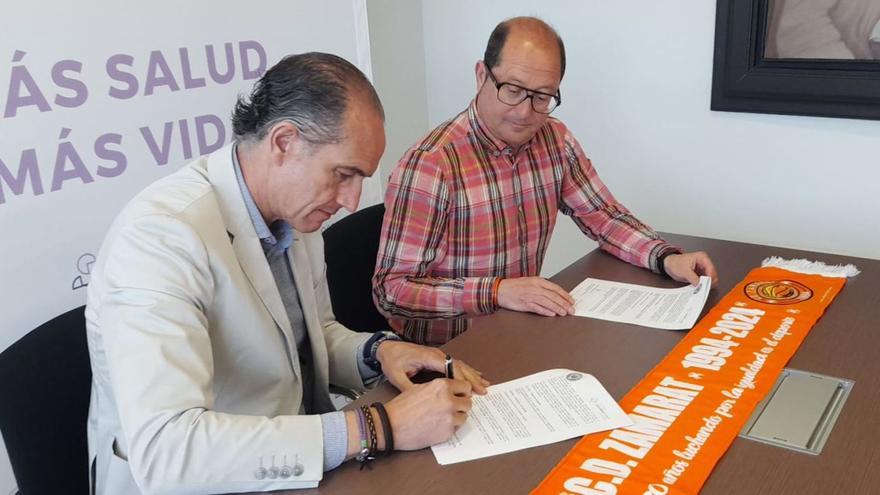 El director de Recoletas Zamora, Óscar Iglesias, y el presidente del CD Zamarat, firmaron ayer el contrato de patrocinio. | LOZ