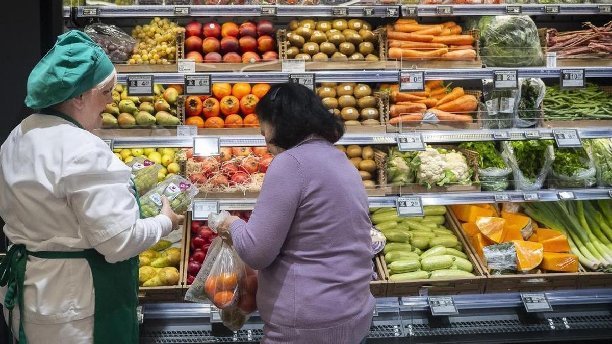 Personal de SPAR Gran Canaria con una clienta