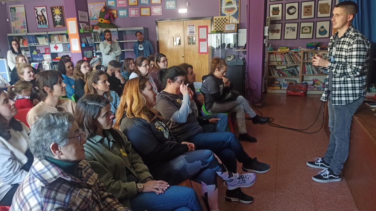 Darío Rodríguez Mayo en la charla en el colegio público de Lieres.