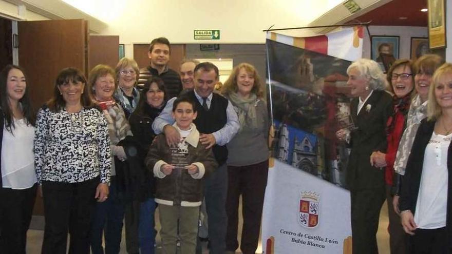 Las familias de los premiados posan con sus galardones tras la ceremonia.