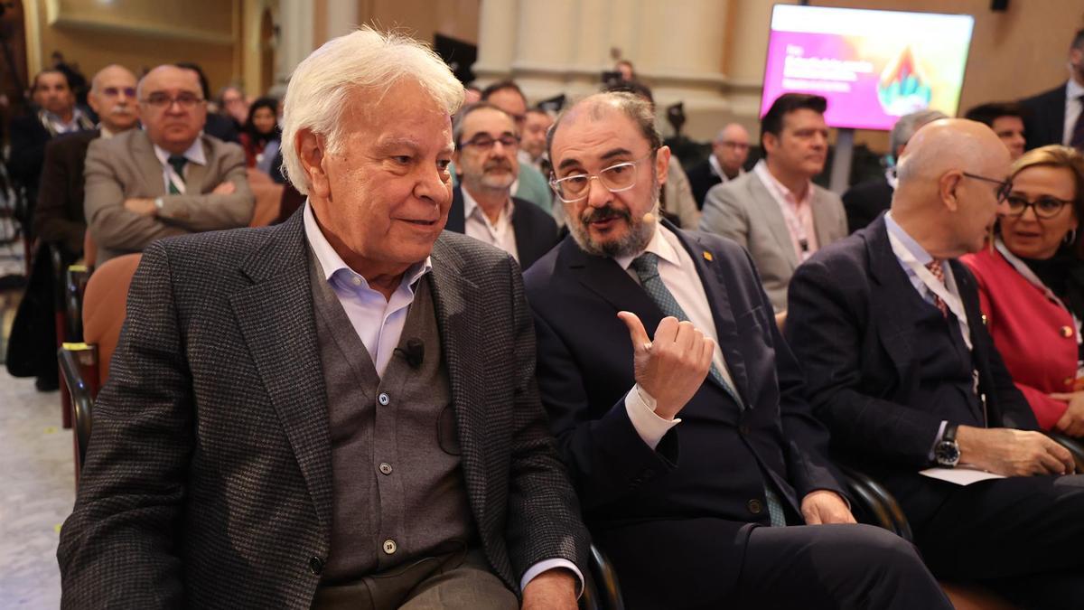 El expresidente del Gobierno de España Felipe González y el presidente del Gobierno de Aragón, Javier Lambán (d), en un acto el 25 de enero de 2023, en Zaragoza.