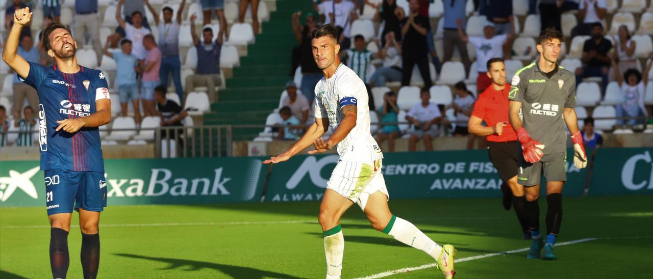 Jordi Figueras se lamenta por el gol anotado por Willy, que significaba el 3-1 del Córdoba CF ante el Algeciras, el pasado octubre en El Arcángel.