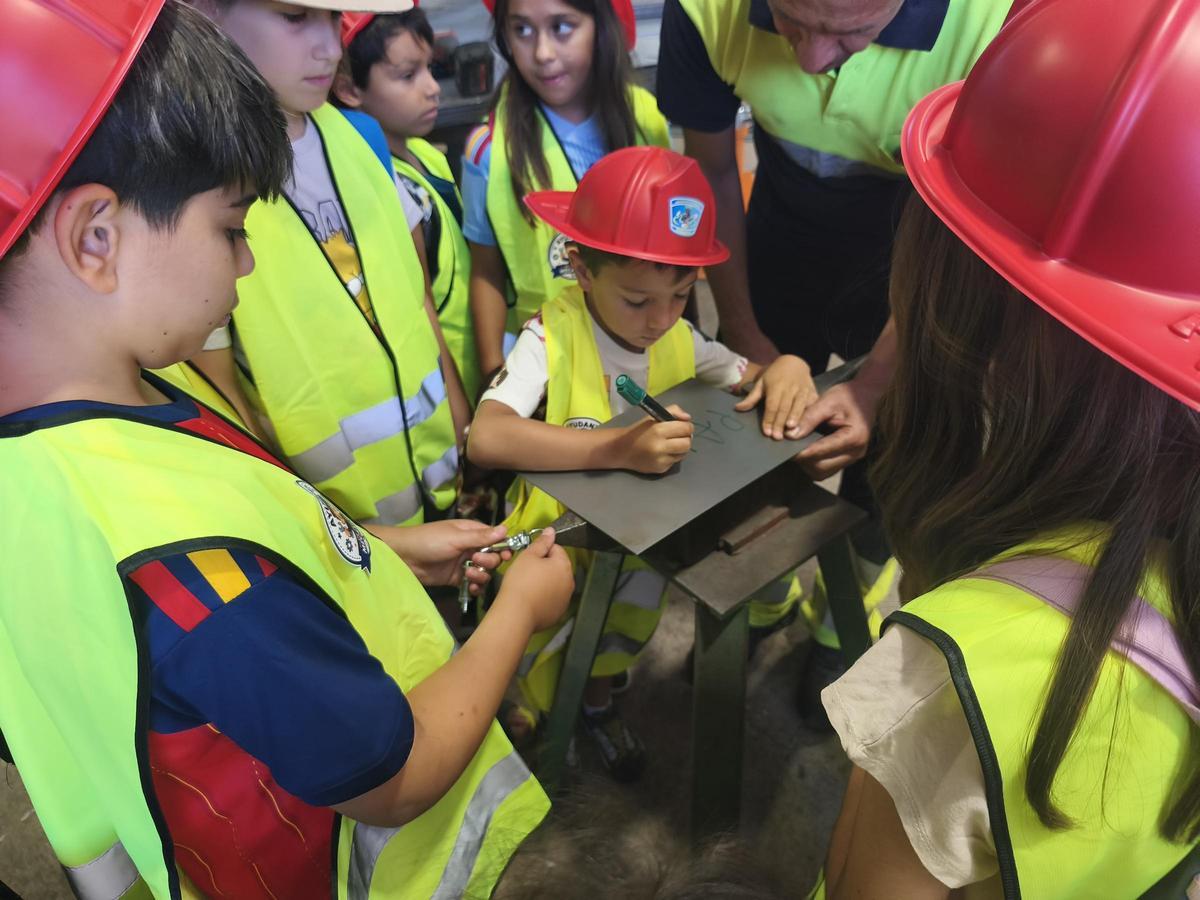 Gala y Adela, del Centro Sonrisas de Cáceres: "Lo más chulo ha sido montar en los coches de los diputados"