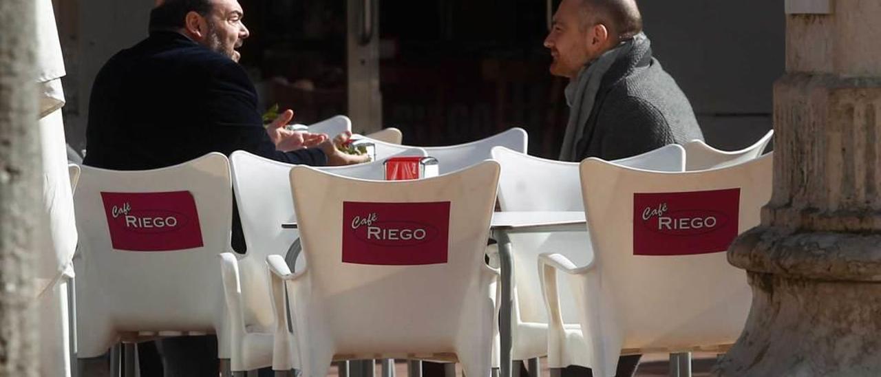 Agustín Iglesias Caunedo y Pablo Pichel, ayer, en una terraza en la plaza de Riego, en Oviedo.