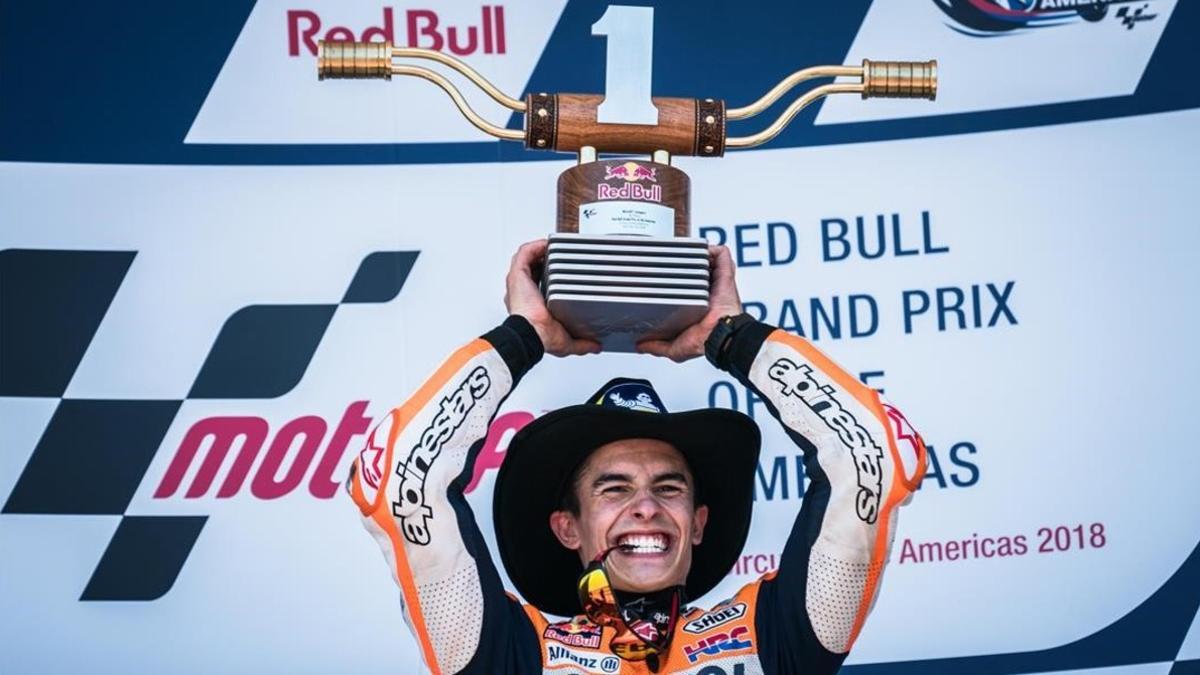 El catalán Marc Márquez (Honda) levante, en el podio de Austin, su sexto trofeo consecutivo en el GP de las Américas.