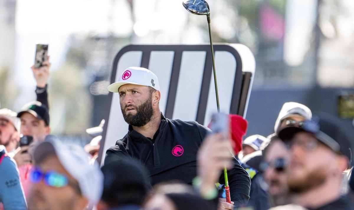 Jon Rahm realiza un drive rodeado de aficionados en Las Vegas