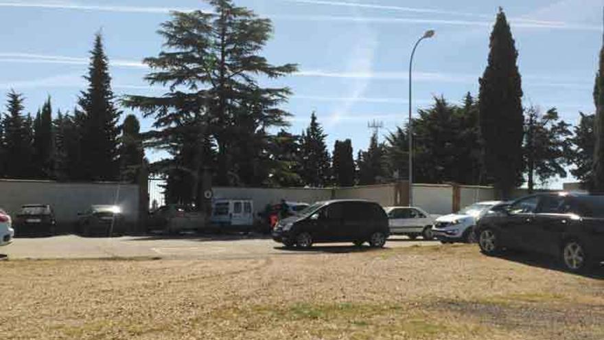 Vehículos estacionados en el cementerio a la espera de que se abriera ayer por la mañana.