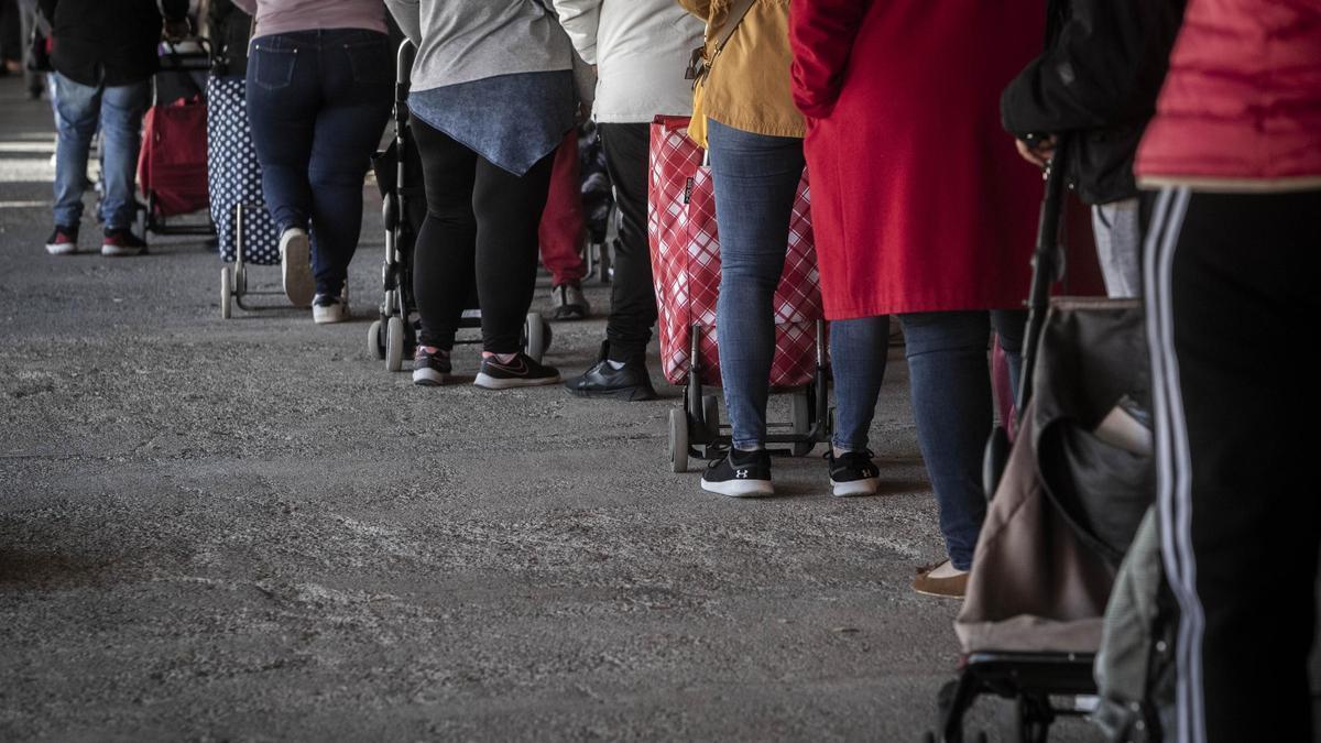 Foto de archivo de colas de ciudadanos ante un banco de alimentos.