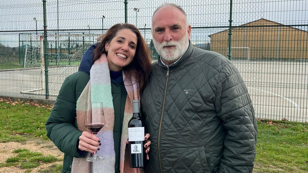 El chef José Andrés, prueba el vino de la Bodega Palacio de Villachica.