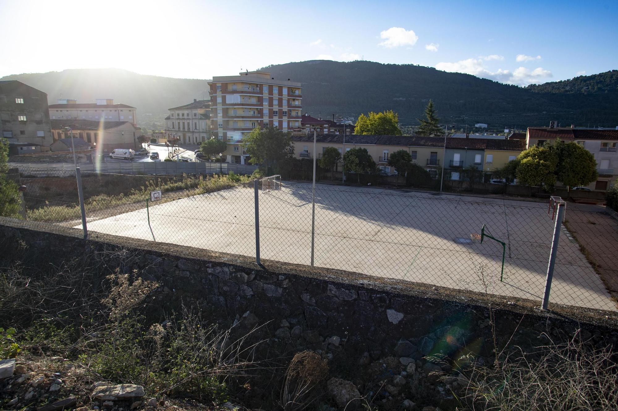 Protesta a las puertas del CEIP Lluís Vives de Bocairent por la paralización de las obras.