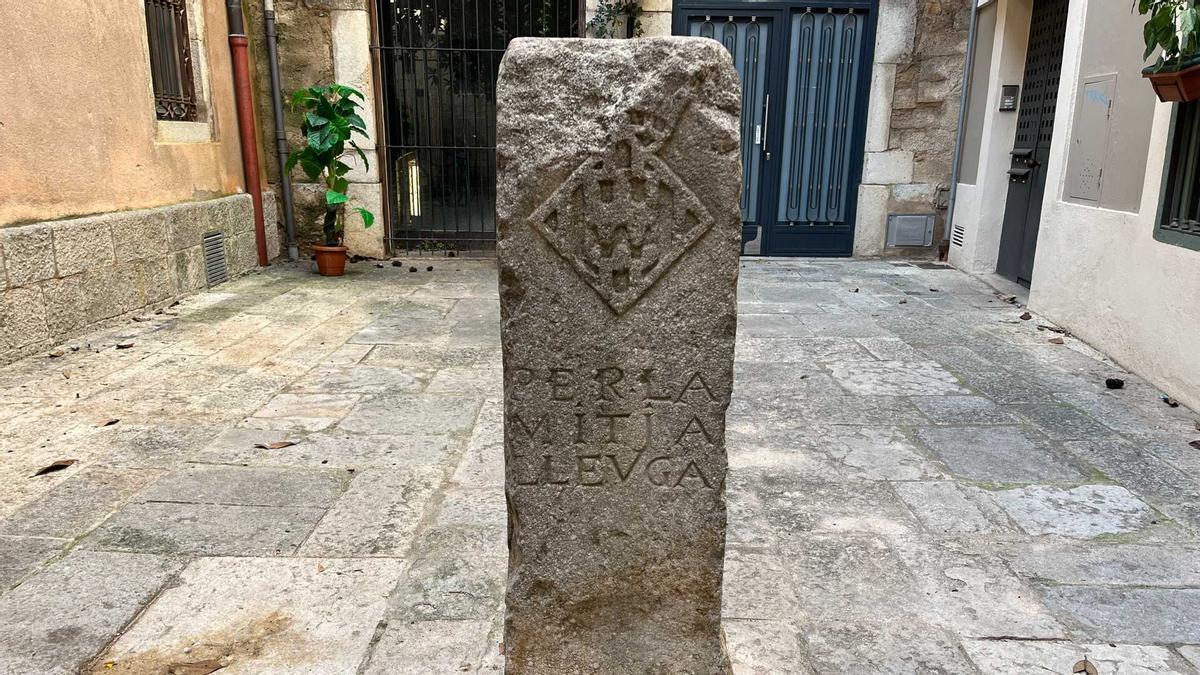 Fotografia del detall de la Fita de la Mitja Llegua situada a la Placeta de l’Institut Vell, a Girona.