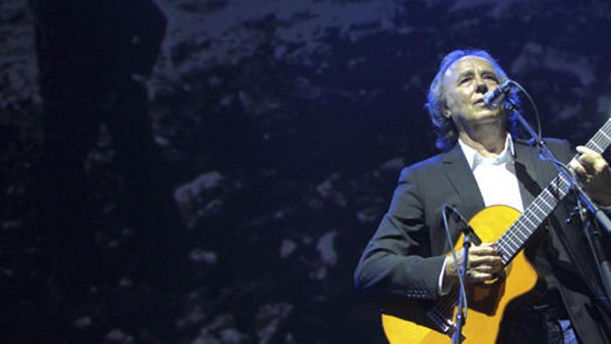 Serrat, durante el homenaje a Labordeta.