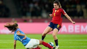 Maëlle Lakrar, con la selección francesa, disputa un balón con la blaugrana Mariona Caldentey