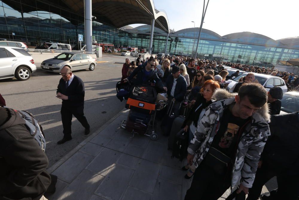 Los pasajeros desalojados de la terminal