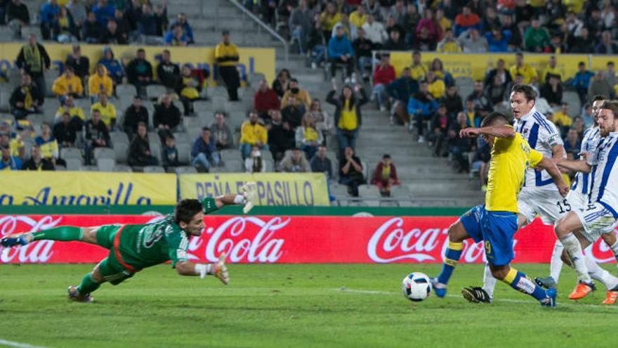 Asdrúbal Padrón anota el gol del empate de la UD Las Palmas ante la estirada del portero Oier, que le había parado el penalti, y la llegada de tres jugadores de la Real Sociedad.