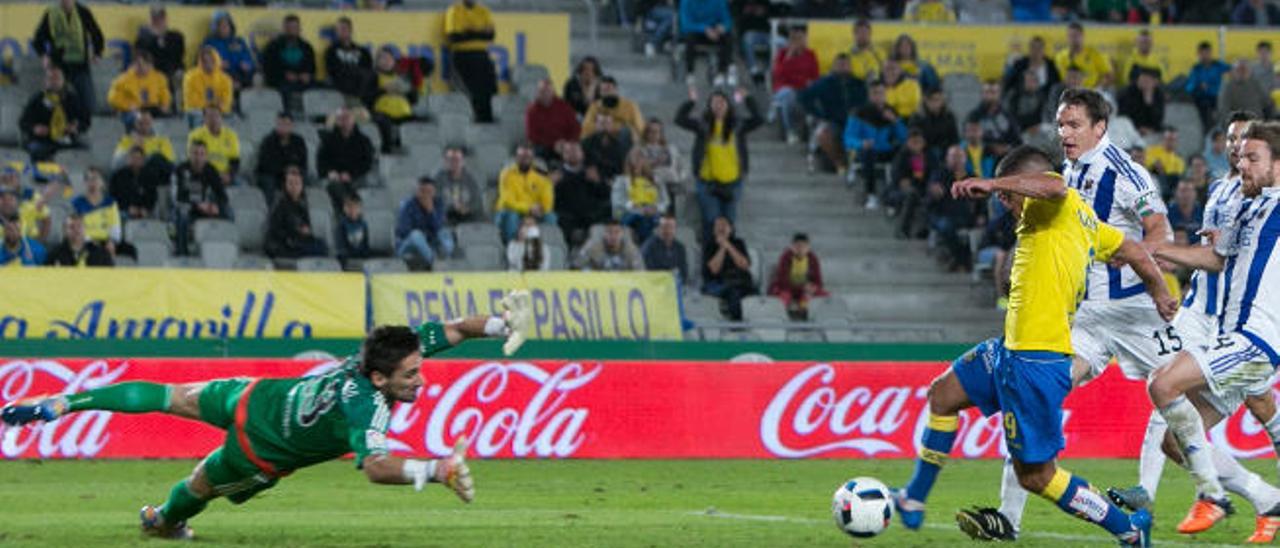 Asdrúbal Padrón anota el gol del empate de la UD Las Palmas ante la estirada del portero Oier, que le había parado el penalti, y la llegada de tres jugadores de la Real Sociedad.