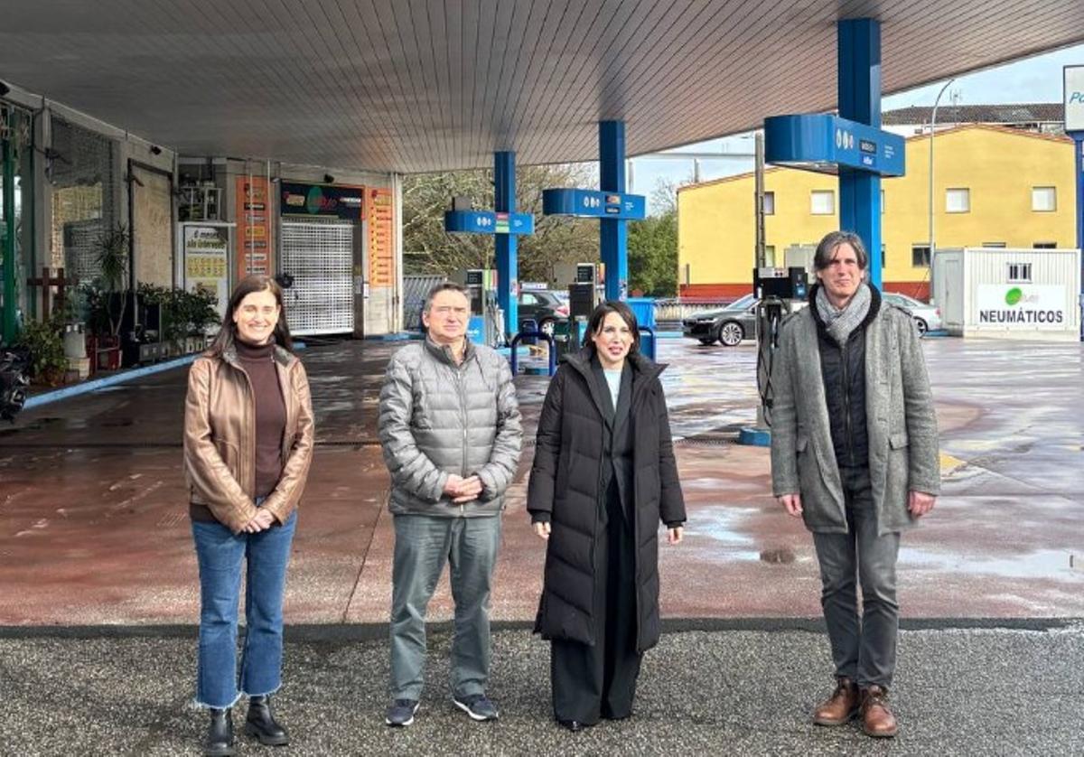 Lorenzana, con abrigo oscuro, este viernes en Vedra