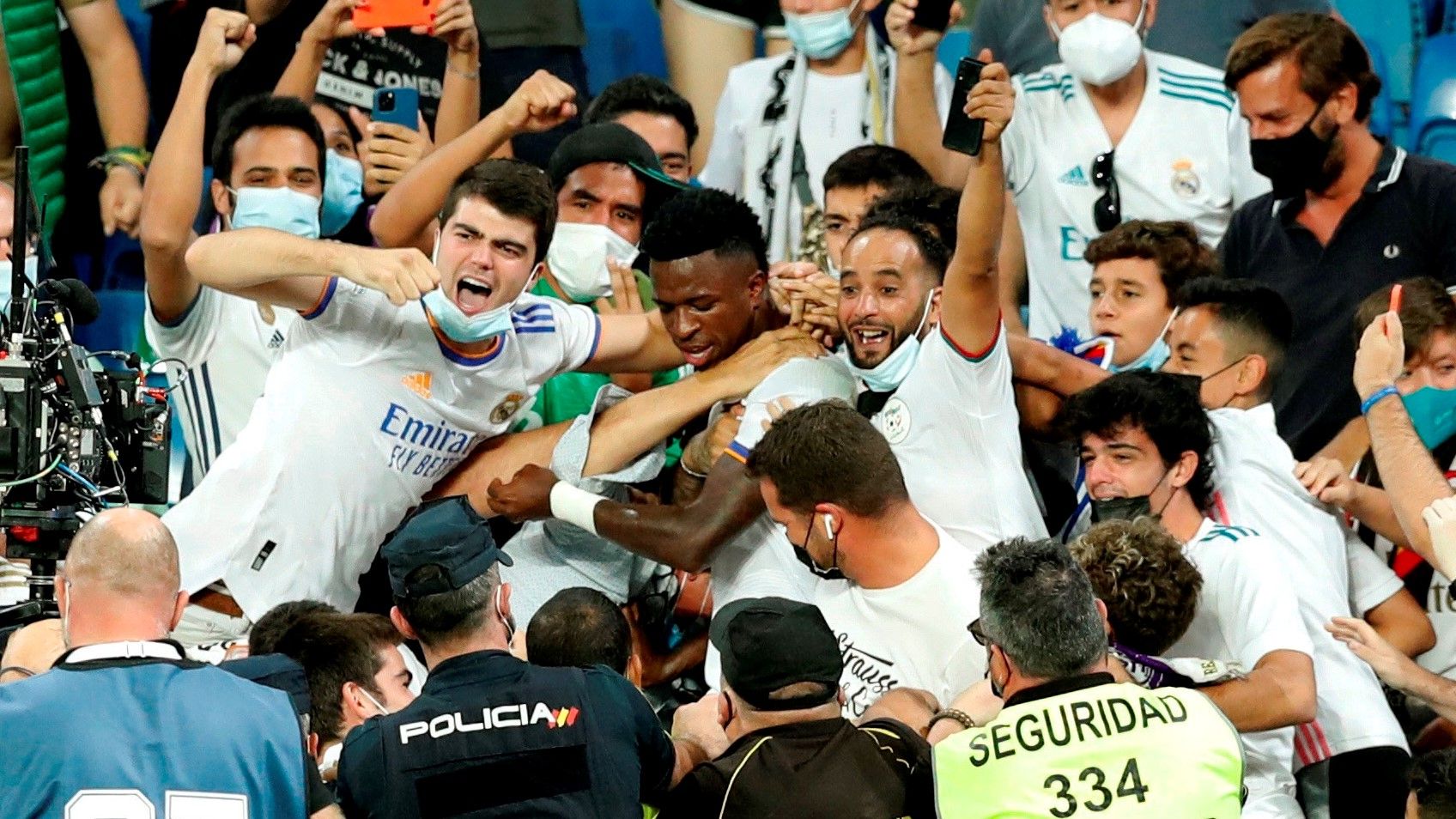 Vinícius celebra su gol con el público en la grada.