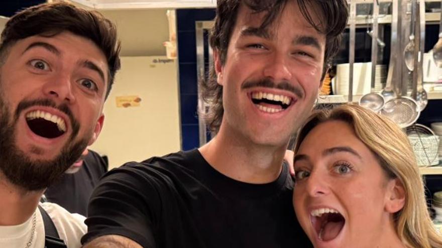 Los creadores de contenido Carlos García, Peldanyos y Natalia Palacios prueban algunas en Málaga de las tortillas que participarán en el festival 'The Best Tortilla'