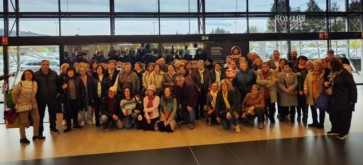 Grupo de vecinos de Grado que asistieron a la inauguración.
