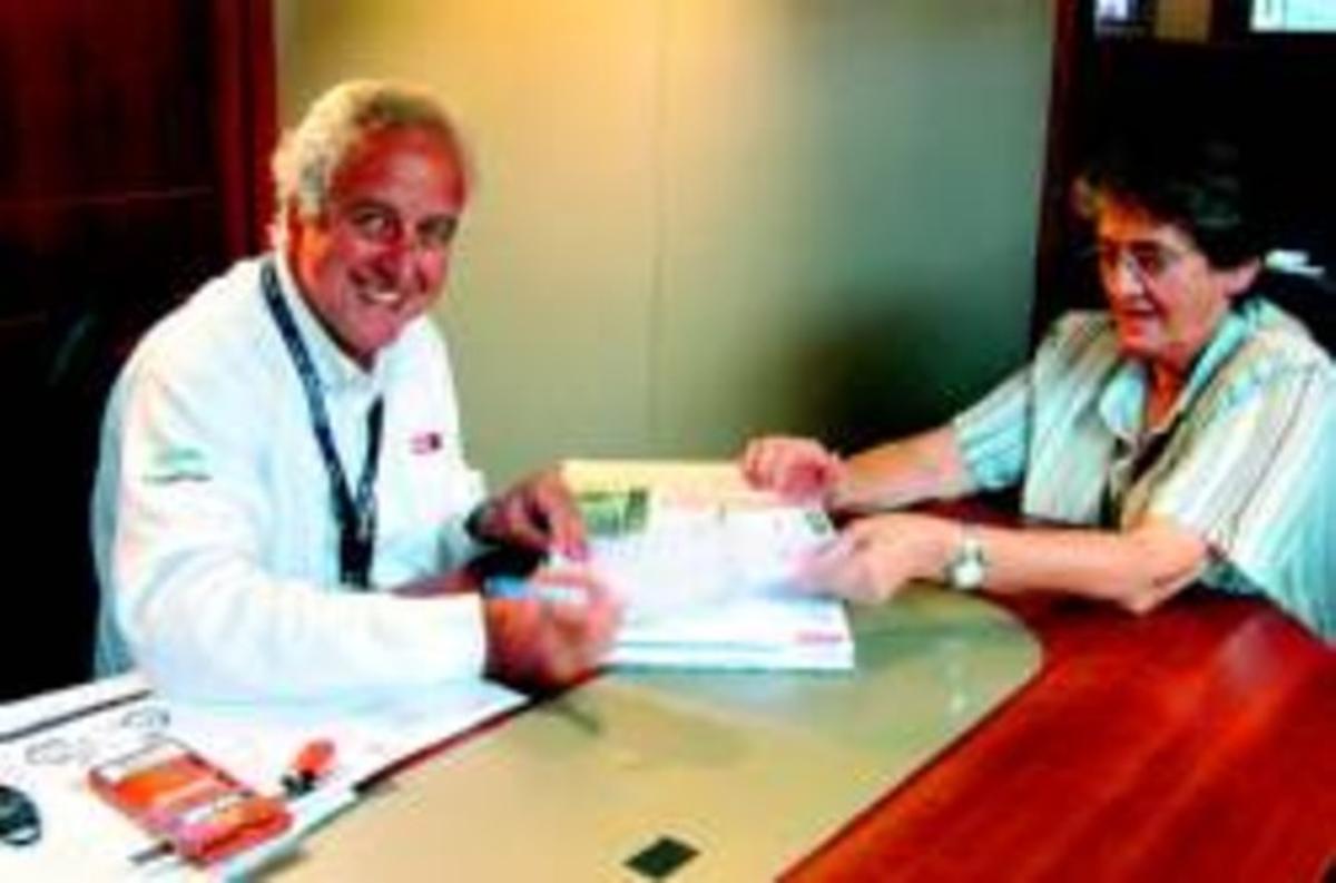 Despatx Giampiero Sacchi atén Pilar Arrizabalaga, la seva secretària, al motorhome de Xest. Despatx Giampiero Sacchi atén Pilar Arrizabalaga, la seva secretària, al motorhome de Xest.