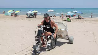Usuarios de las playas de Alicante reclaman ampliar el baño adaptado a junio y septiembre
