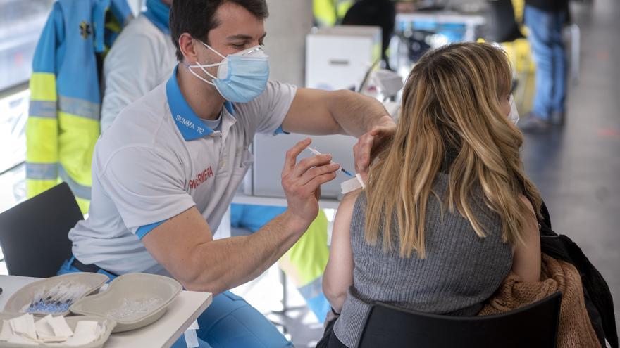 Sanidad inicia la vacunación de la segunda dosis de refuerzo contra la covid en los menores de 60 años