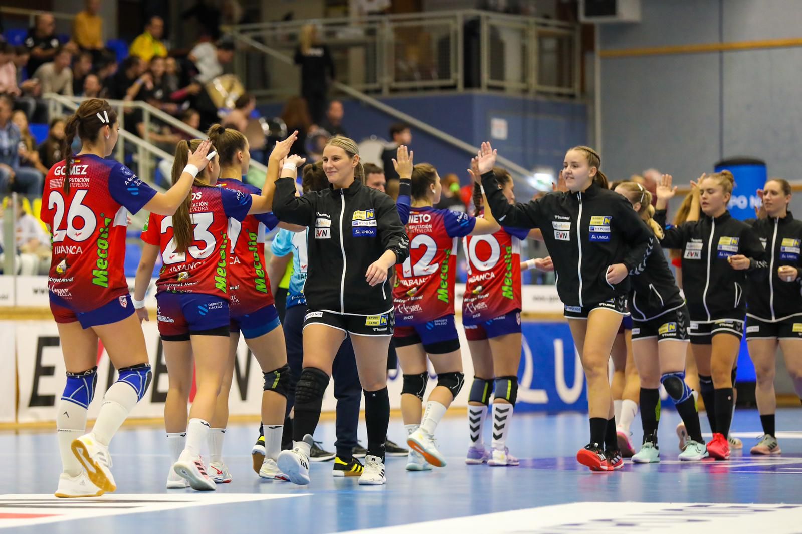 Las jugadoras de ambos equipos se saludan al inicio del partido.