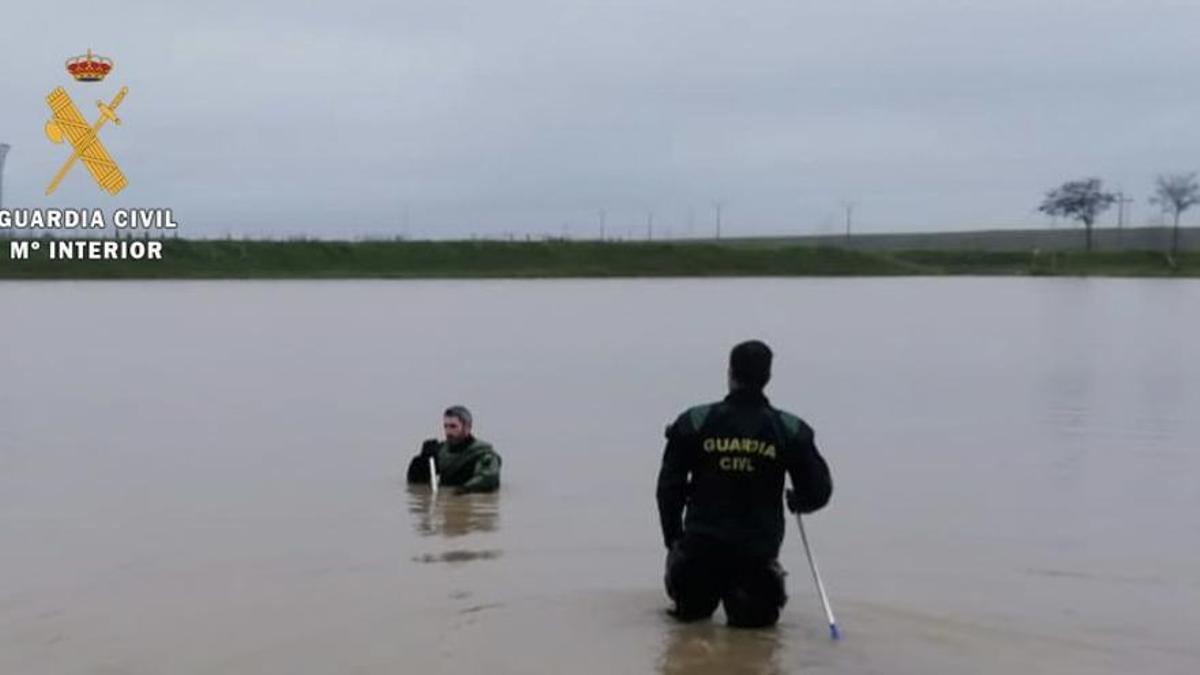 Tareas de búsqueda subacuática en el operativo del hombre desaparecido en La Cumbre.