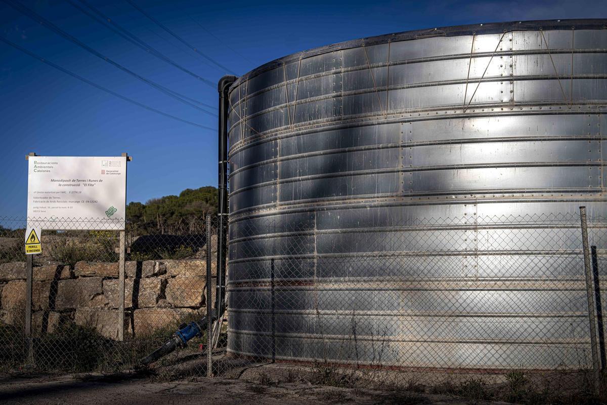 Un depósito y un cartel en el vertedero de Fitó, en Seva.