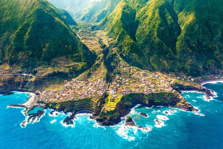 La tierra se encuentra con el océano en Seixal, Madeira.