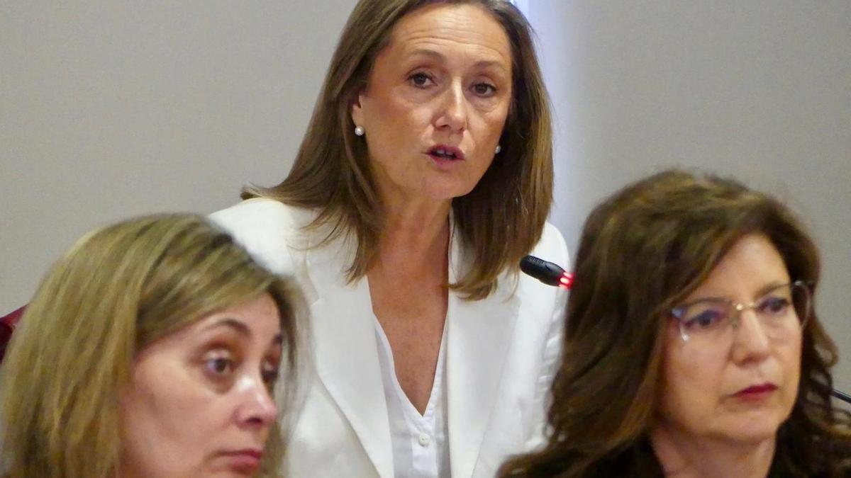 Luisa Sánchez en un pleno. Delante, Patricia Rodríguez y María Xosé Caride.