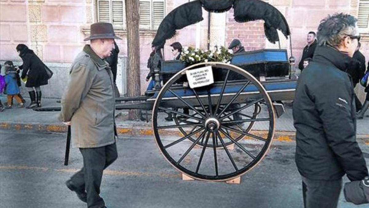 Un viejo carro fúnebre expuesto en la calle, en la Fira de la Candelera de Molins de Rei, el domingo pasado.
