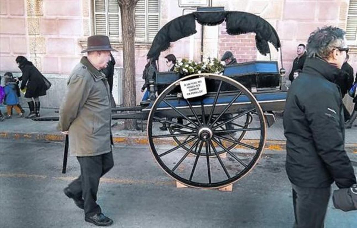 Un vell carro fúnebre exposat al carrer, a la Fira de la Candelera de Molins de Rei, diumenge passat. Un vell carro fúnebre exposat al carrer, a la Fira de la Candelera de Molins de Rei, diumenge passat.