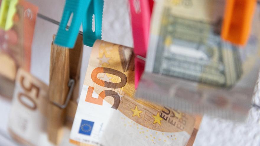 Archivo - Varios billetes sujetos con pinzas