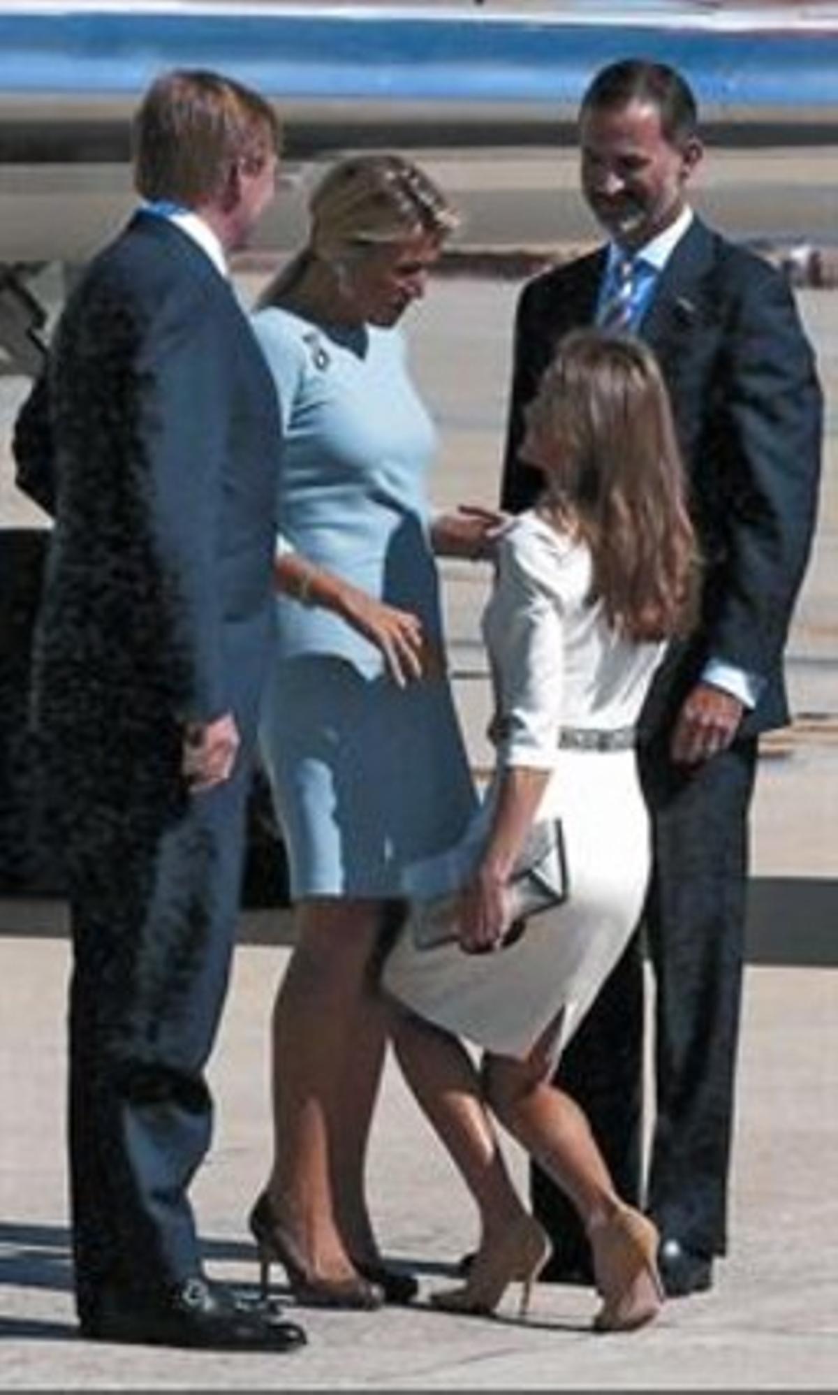 Letizia s’inclina davant la reina Màxima com mana el protocol. Letizia s’inclina davant la reina Màxima com mana el protocol.